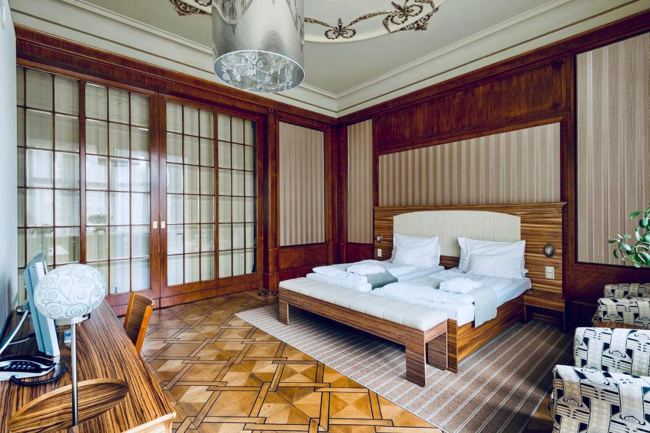 Hotel Okresni Dum Hradec Králové Exteriör bild