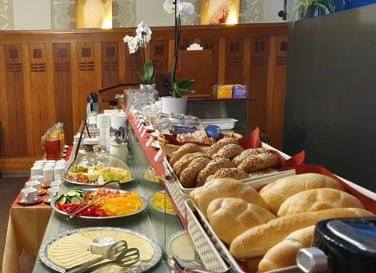 Hotel Okresni Dum Hradec Králové Exteriör bild