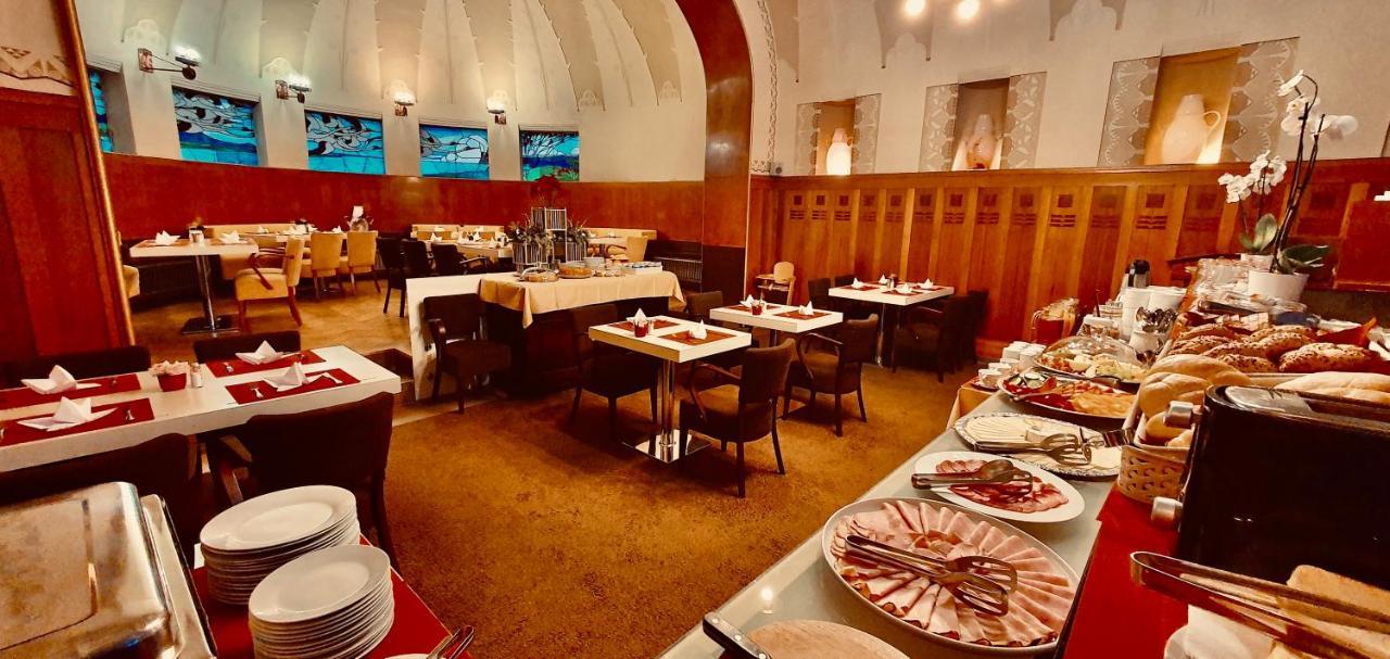 Hotel Okresni Dum Hradec Králové Exteriör bild